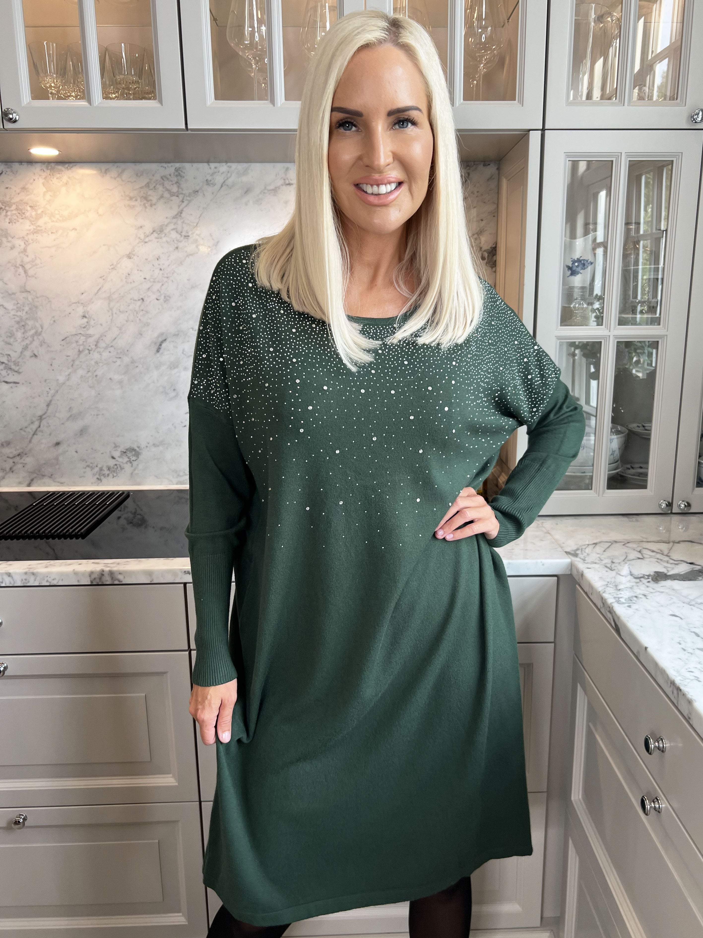 Yasha - Mjuk stickad klänning i stretchigt tyg med strass